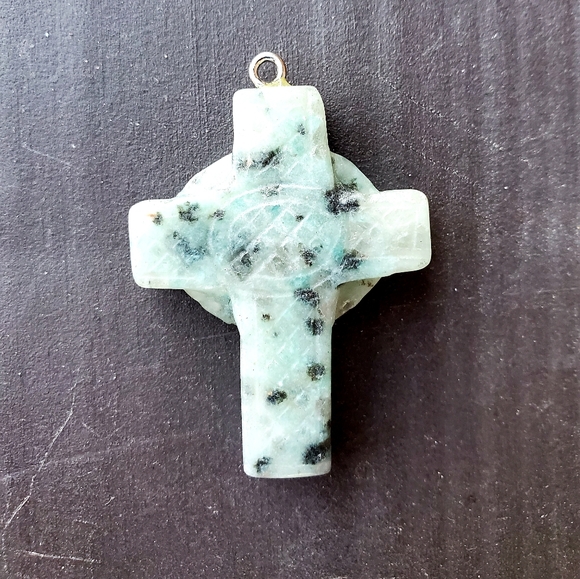 New Hand Carved Kiwi Stone Celtic Cross. - Picture 3 of 10